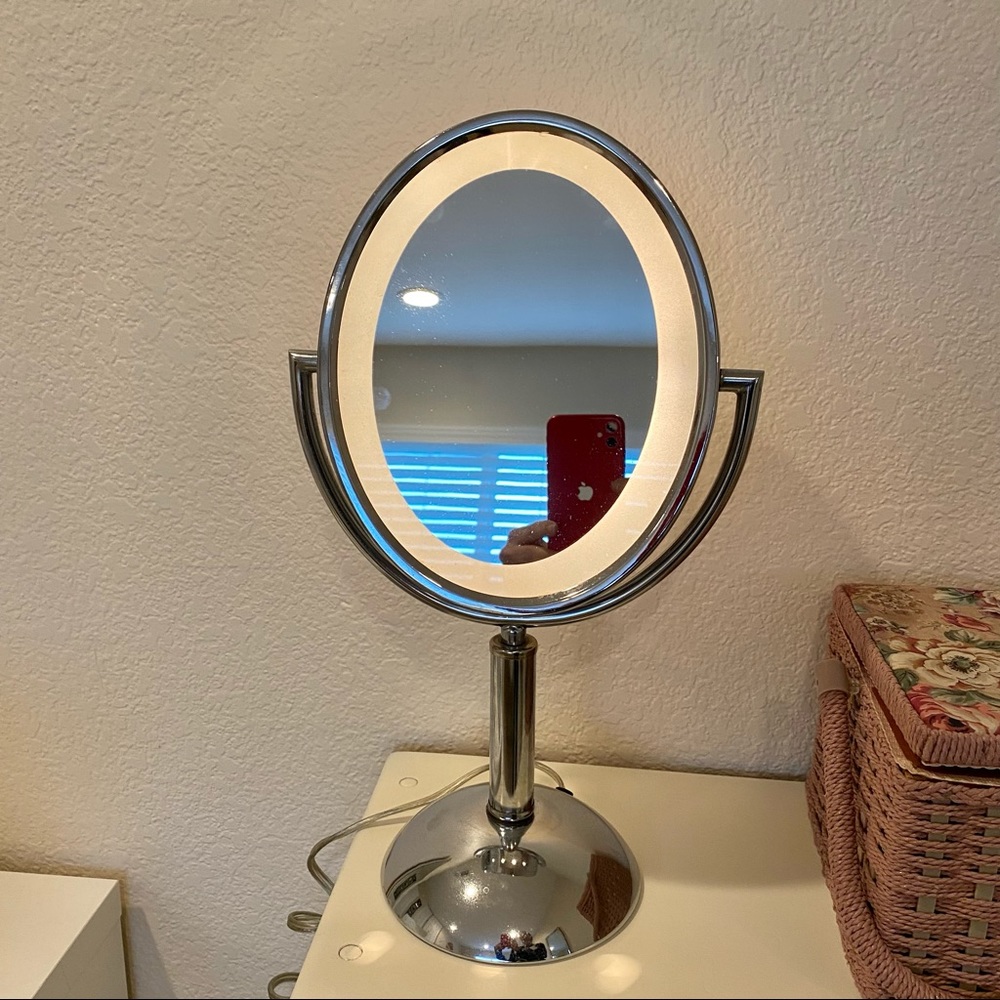 2 Sided Magnifying Sensor Light Up Vintage Vanity Makeup Mirror - It Works!